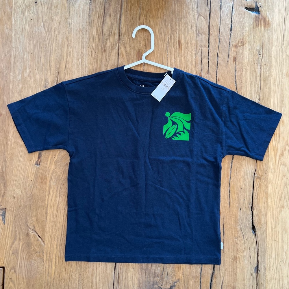 GAP. NWT. Size S (6-7 boys). Navy blue and vibrant green logos t-shirt